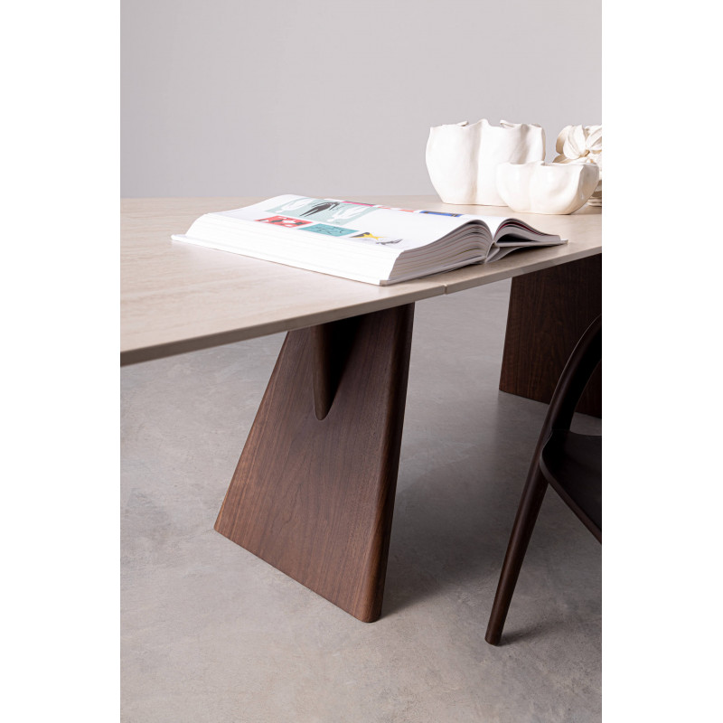 TABLE CÉRAMIQUE EXTENSIBLE EN TRAVERTIN ET NOYER MAIKKI